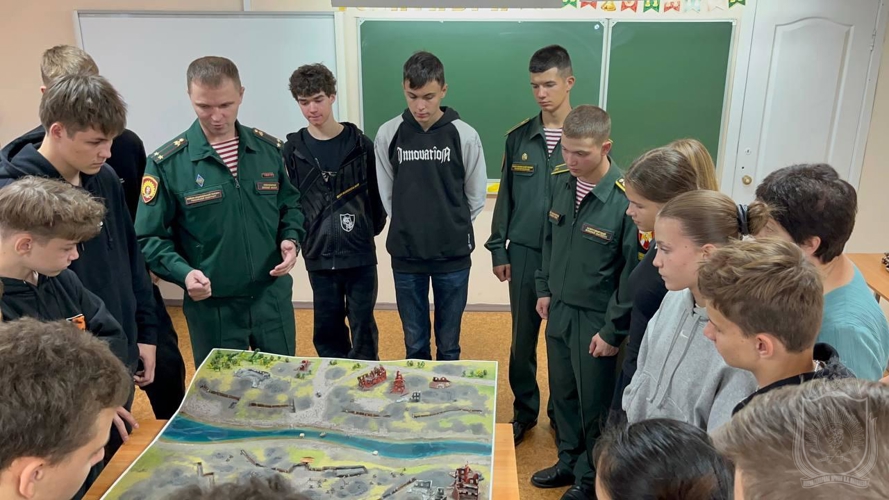 Курсанты военного института провели занятия  с учениками подшефной школы