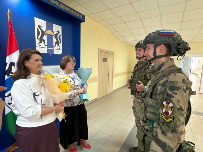 Курсанты и офицеры военного института поздравили учителей подшефных школ с Днём учителя