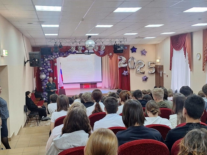 Курсанты военного института провели встречу с учениками подшефной школы