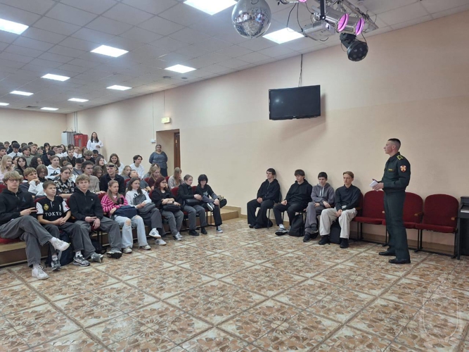Курсанты военного института провели встречу с учениками подшефной школы