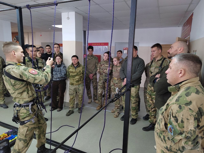 Курсанты Новосибирского военного института  провели занятия с представителями общественного движения 