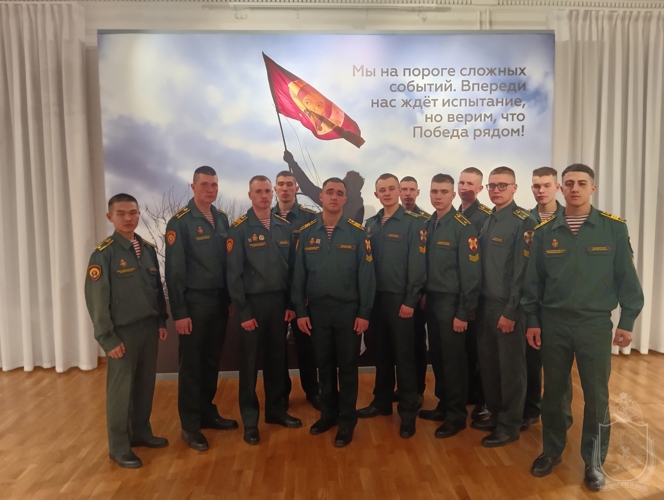 Курсанты военного института посетили фотовыставку посвященную специальной военной операции