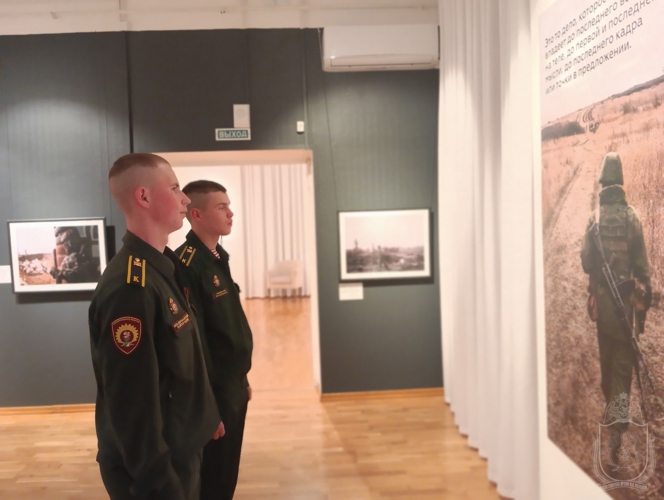 Курсанты военного института  посетили фотовыставку посвященную специальной военной операции
