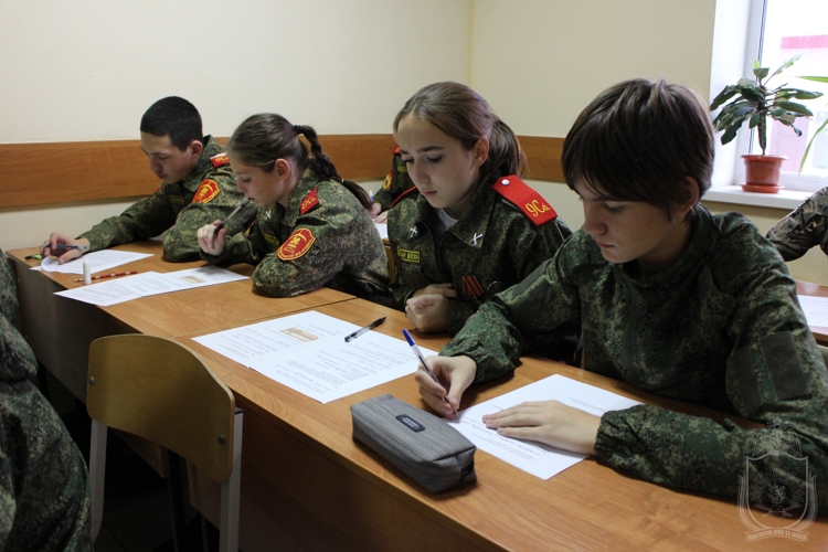 В военном институте провели учебные сборы с казачьей молодежью