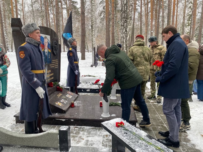 В Новосибирске увековечили память выпускника военного института