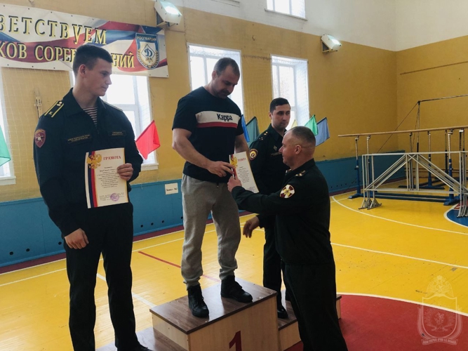 В военном институте прошел чемпионат по пауэрлифтингу