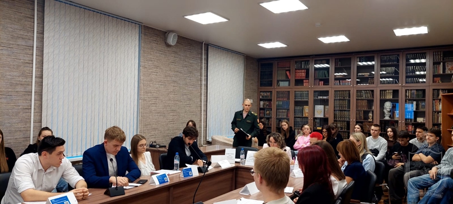 Курсанты военного института выступили на конкурсе научных докладов на английском языке