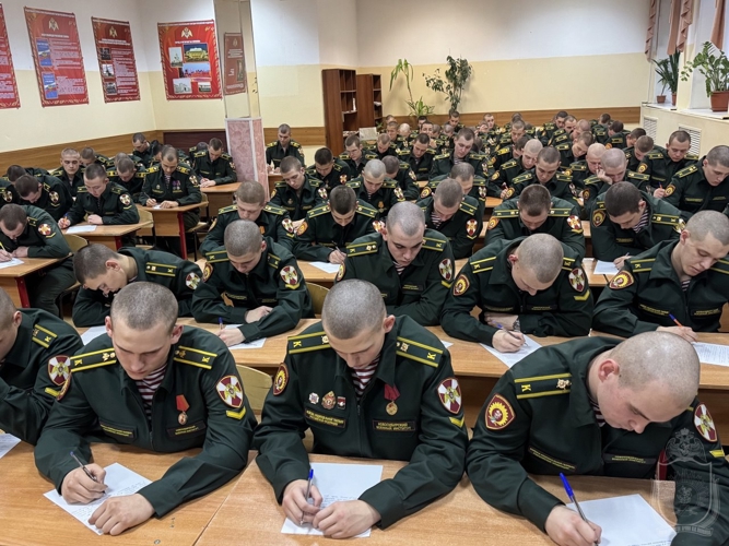 Курсанты военного института в преддверии Дня матери написали поздравительные письма своим мамам