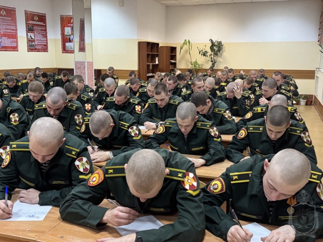 Курсанты военного института в преддверии Дня матери написали поздравительные письма своим мамам