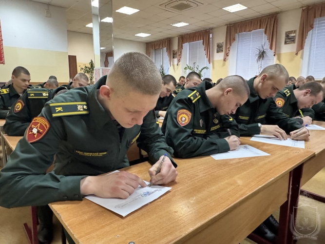 Курсанты военного института в преддверии Дня матери написали поздравительные письма своим мамам