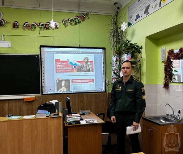 В День Героев Отечества курсанты военного института провели встречу с учениками подшефной школы