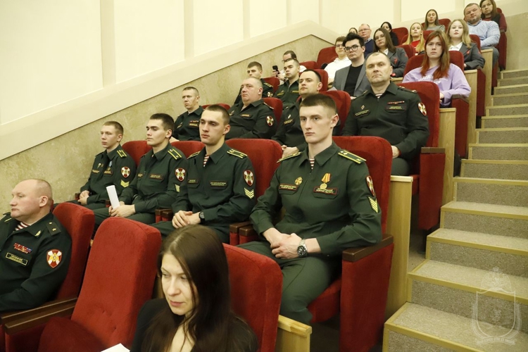 Военнослужащие военного института приняли участие в Парламентских чтениях