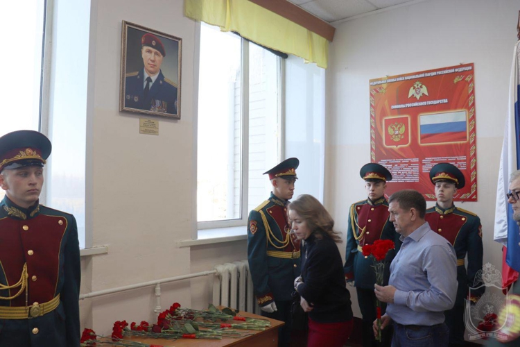 В Новосибирском военном институте увековечили память погибшего выпускника