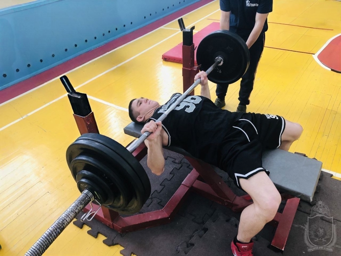 В военном институте прошел чемпионат по пауэрлифтингу