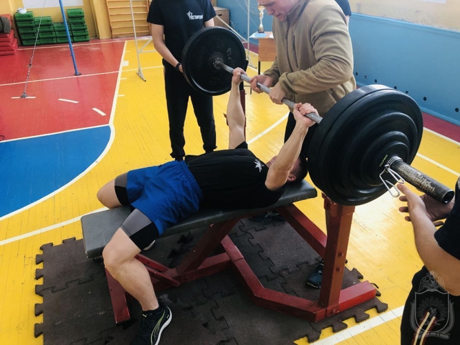 В военном институте прошел чемпионат по пауэрлифтингу