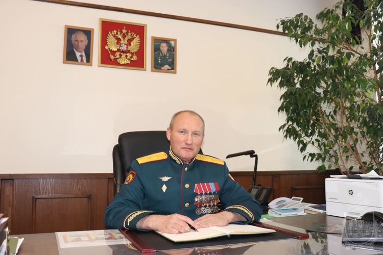 Начальник Новосибирского военного института генерал-майор Косухин Валерий Викторович поздравил личный состав с наступающим НОВЫМ ГОДОМ 