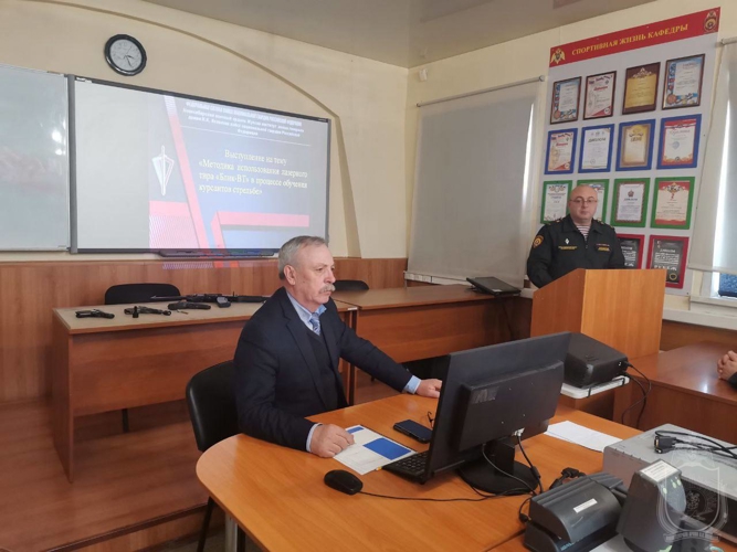 В военном институте проведен круглый стол, посвященный использованию лазерных тренажеров в обучении