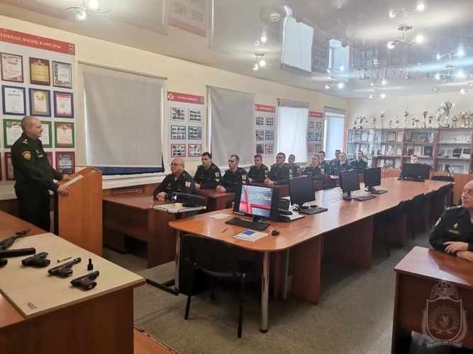 В военном институте проведен круглый стол, посвященный использованию лазерных тренажеров в обучении