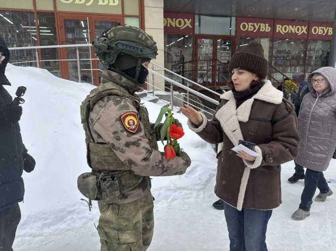 В столице Сибири курсанты военного института поздравили женщин цветами с 8 марта