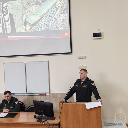 Офицеры военного института провели патриотическую лекцию со студентами