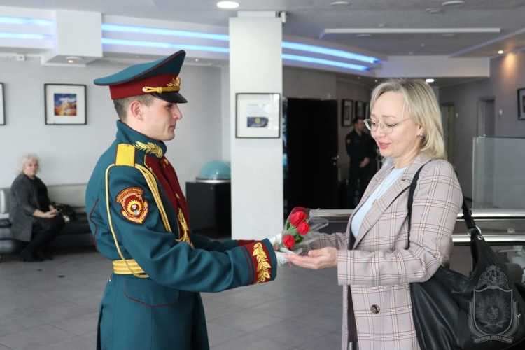 В военном институте поздравили женщин с 8 марта