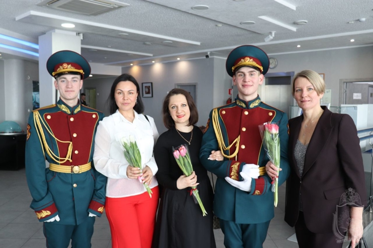 В военном институте поздравили женщин с 8 марта