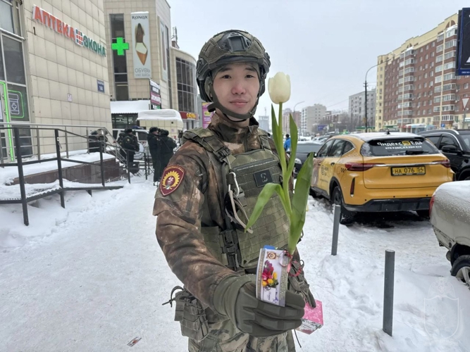 В столице Сибири курсанты военного института поздравили женщин цветами с 8 марта