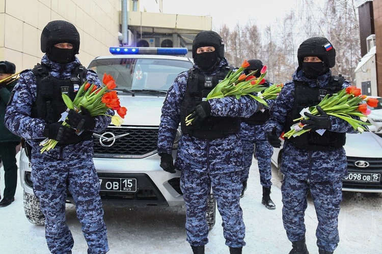 В столице Сибири курсанты военного института поздравили женщин цветами с 8 марта