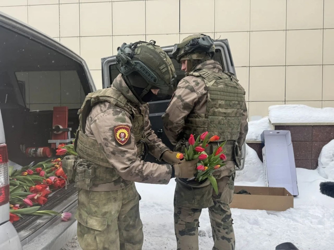 В столице Сибири курсанты военного института поздравили женщин цветами с 8 марта