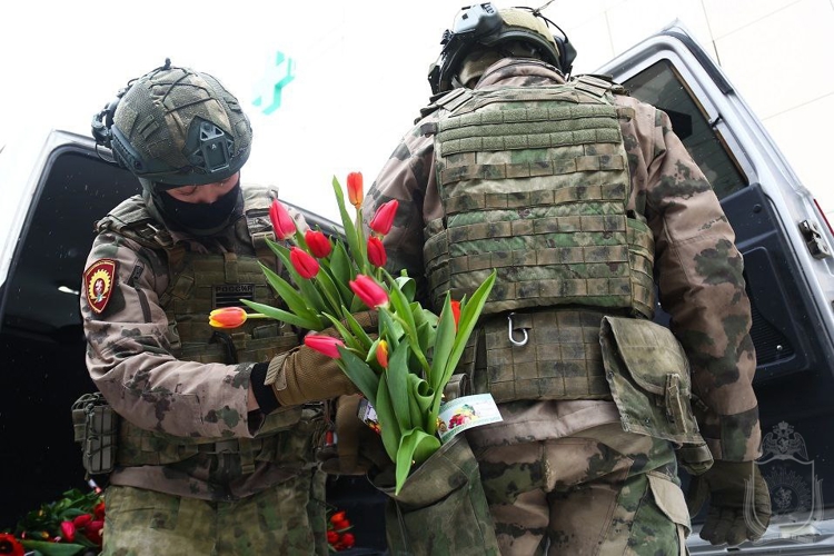 В столице Сибири курсанты военного института поздравили женщин цветами с 8 марта