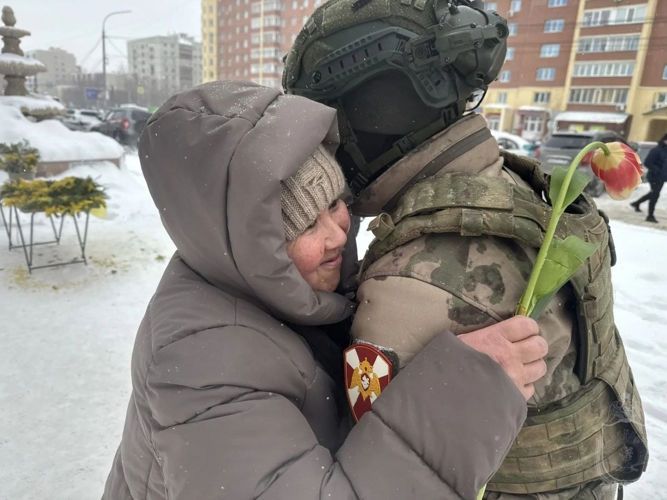 В столице Сибири курсанты военного института поздравили женщин цветами с 8 марта