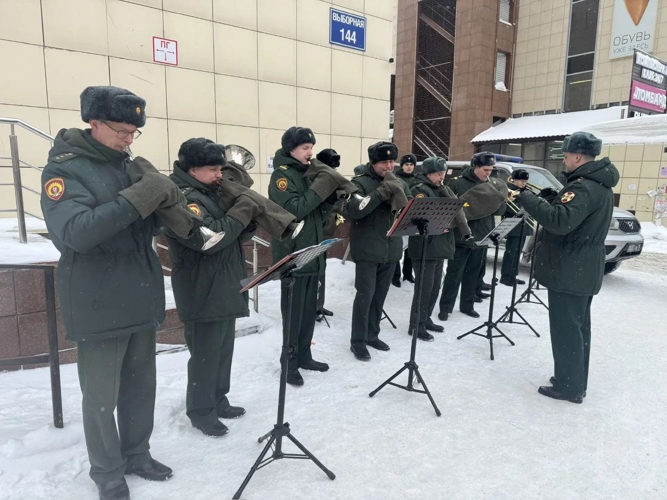 В столице Сибири курсанты военного института поздравили женщин цветами с 8 марта