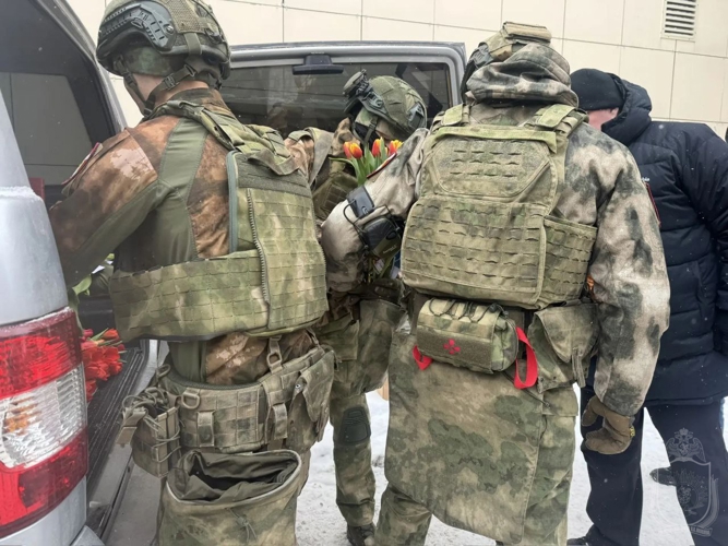 В столице Сибири курсанты военного института поздравили женщин цветами с 8 марта