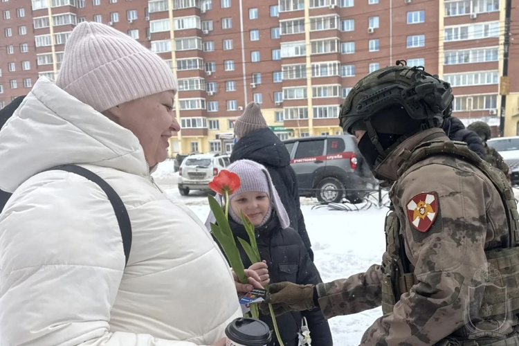 В столице Сибири курсанты военного института поздравили женщин цветами с 8 марта