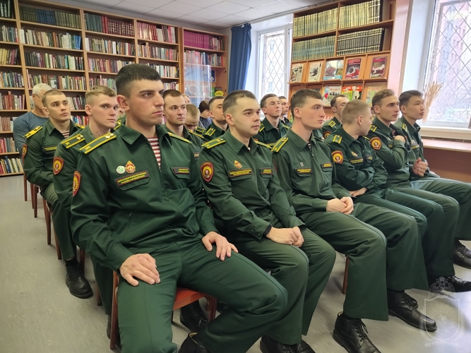 Новосибирский писатель провел встречу с курсантами военного института