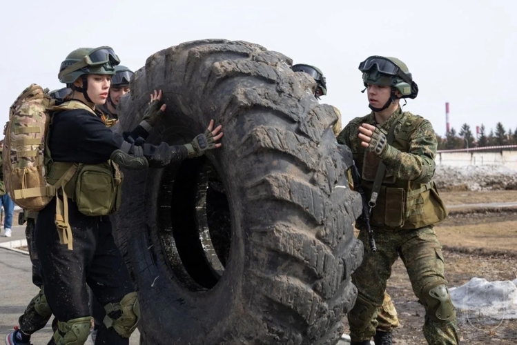 На территории военного института прошли финалы зонального этапа г. Новосибирска Всероссийской военно-патриотической игры «Зарница 2.0»