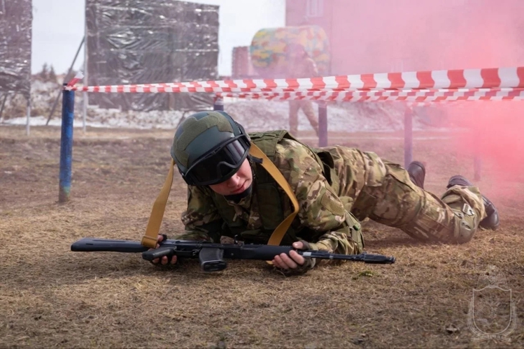 На территории военного института прошли финалы зонального этапа г. Новосибирска Всероссийской военно-патриотической игры «Зарница 2.0»