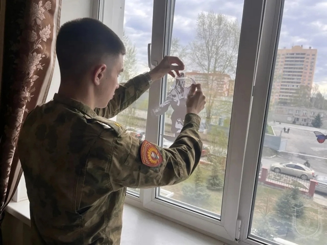 Курсанты военного института поддержали общероссийскую акцию  «Окна Победы»
