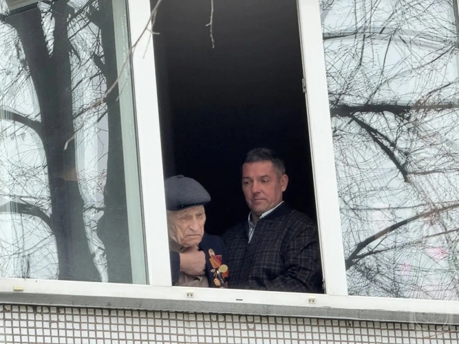 Военный институт провел Парад у дома ветерана