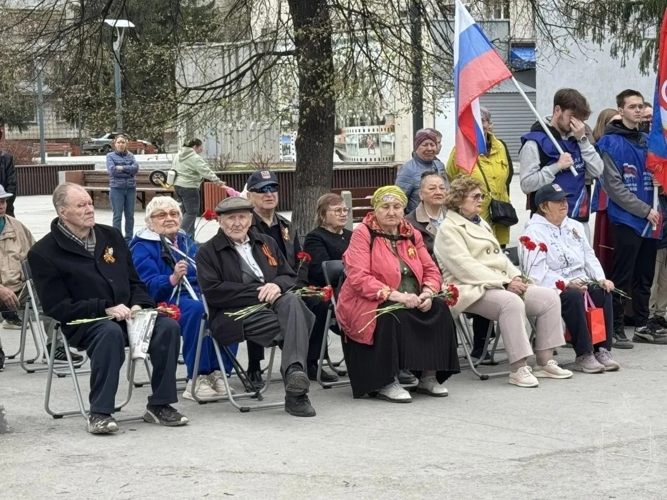 Военный институт провел Парад у дома ветерана