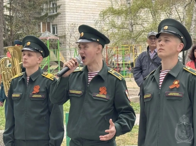 Военный институт провел Парад у дома ветерана