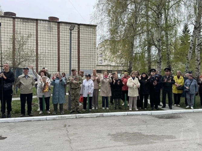 Военный институт провел Парад у дома ветерана