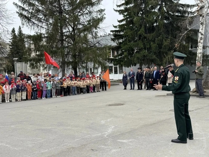 Военный институт провел Парад у дома ветерана