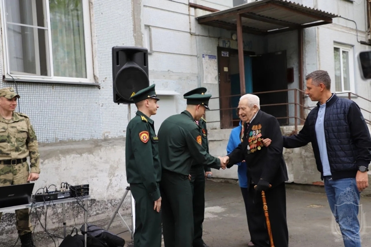 Курсанты и офицеры Новосибирского военного института провели  Парад у дома ветеранов
