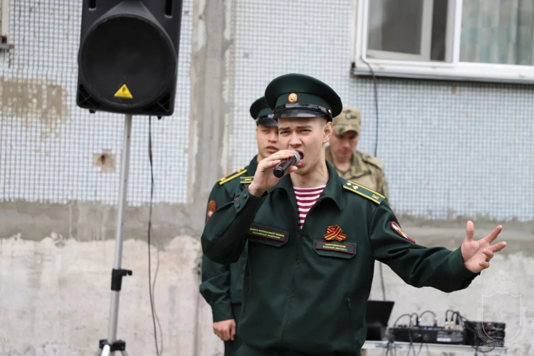Курсанты и офицеры Новосибирского военного института провели  Парад у дома ветеранов
