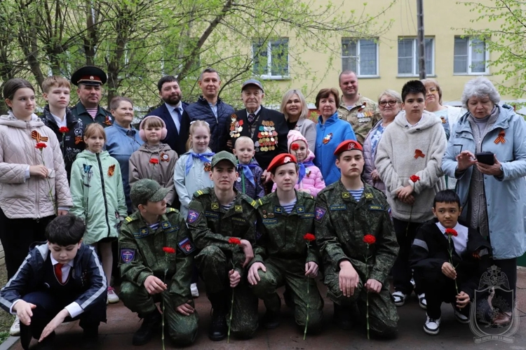 Курсанты и офицеры Новосибирского военного института провели  Парад у дома ветеранов