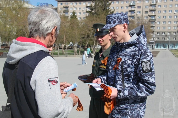 Курсанты военного института и сотрудники вневедомственной охраны вручили горожанам георгиевские ленточки