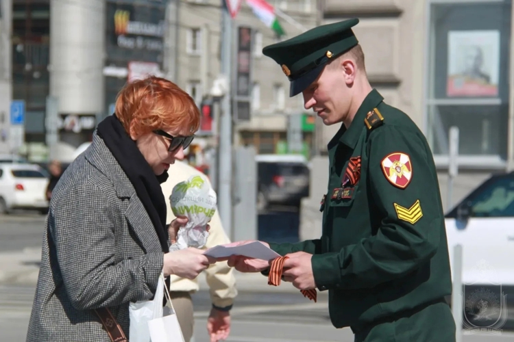 Курсанты военного института и сотрудники вневедомственной охраны вручили горожанам георгиевские ленточки