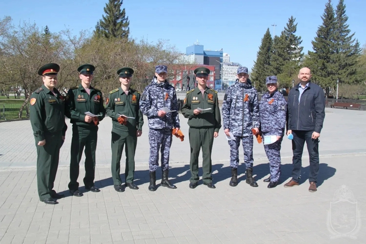 Курсанты военного института и сотрудники вневедомственной охраны вручили горожанам георгиевские ленточки