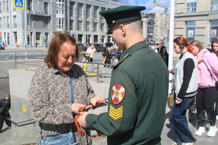 Курсанты военного института и сотрудники вневедомственной охраны вручили горожанам георгиевские ленточки